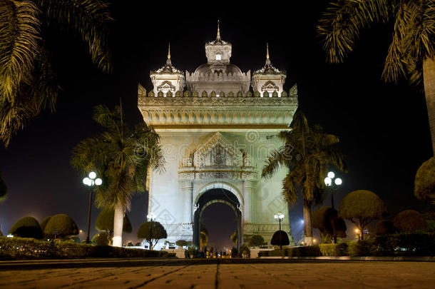 老挝万象夜晚的帕图赛拱门