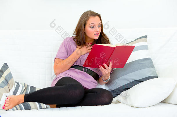 在家沙发上惊奇地看书