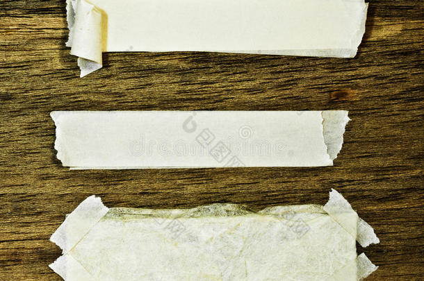 木头上撕破的纸和胶带