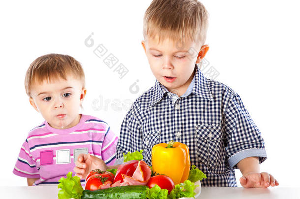 男孩和那盘蔬菜