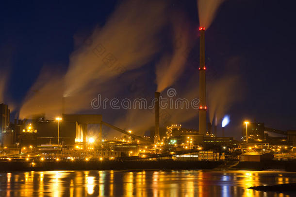 荷兰钢铁厂，夜间有烟囱