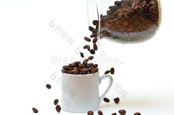 往杯子里倒咖啡豆