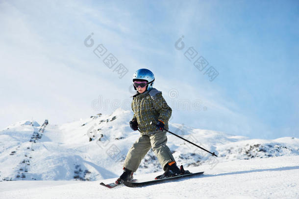 在雪坡上<strong>滑雪</strong>的<strong>小孩</strong>