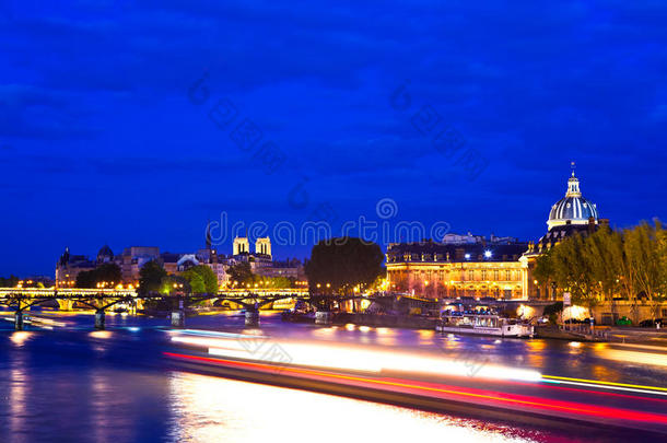 蓝色时刻的巴黎