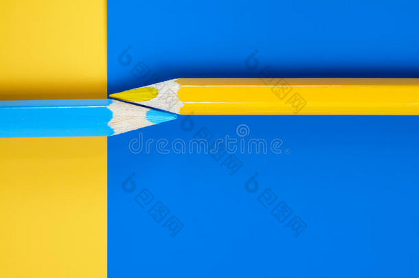 蓝<strong>黄铅笔</strong>的抽象构图