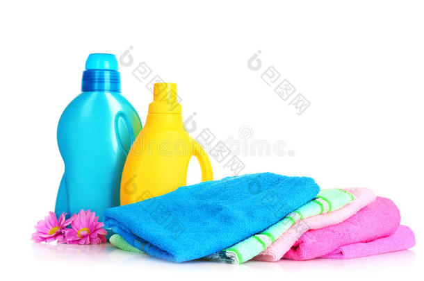 五颜六色的毛巾和液体洗衣
