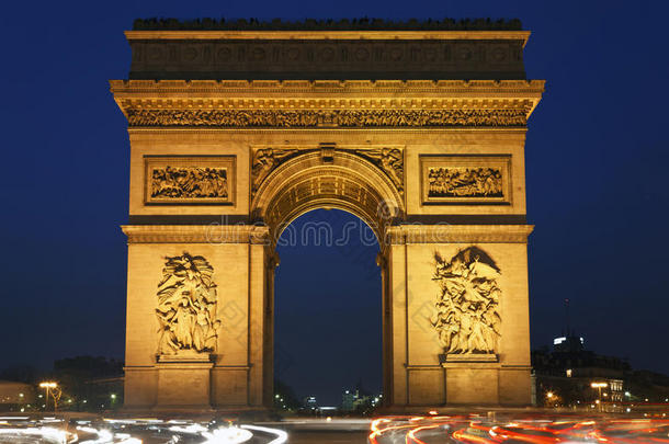 法国巴黎，夜晚的凯旋门