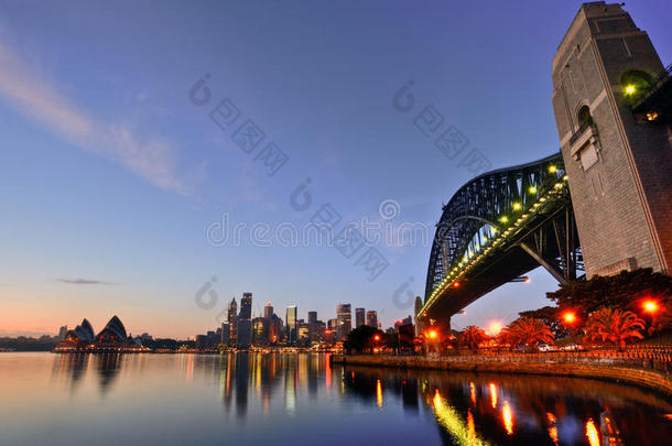 <strong>悉尼海港大桥</strong>和歌剧院