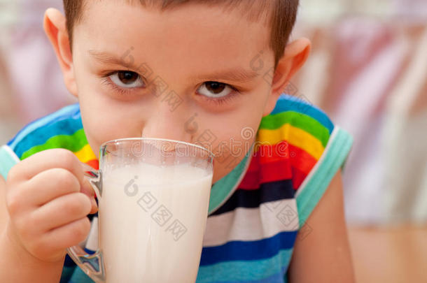 一个喝牛奶的小男孩的特写照片