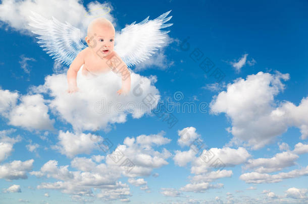 云上有天使翅膀的婴儿