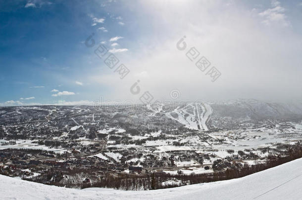 带滑雪道的<strong>冬山</strong>全景图