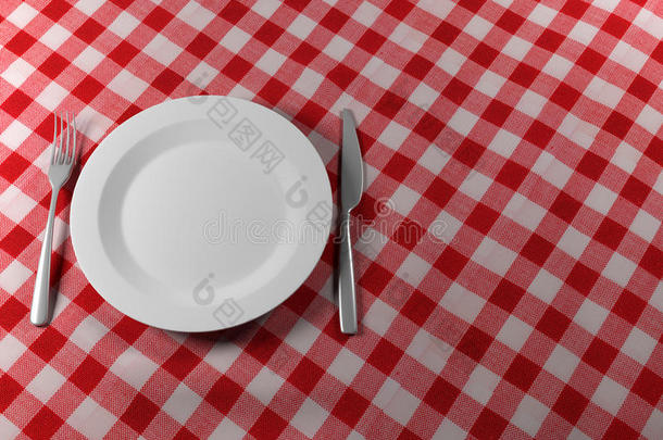 红色桌布上的<strong>餐刀</strong>和餐盘