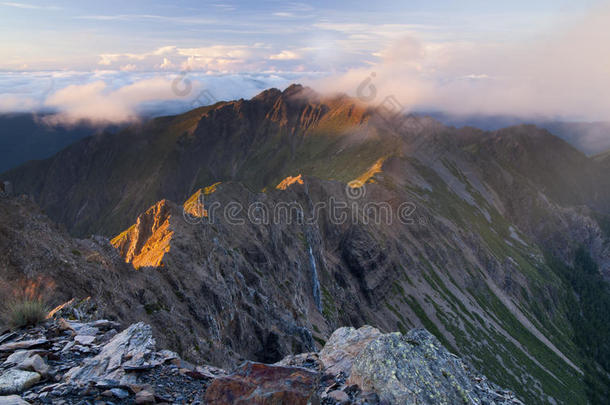 玉山南峰在黎明。