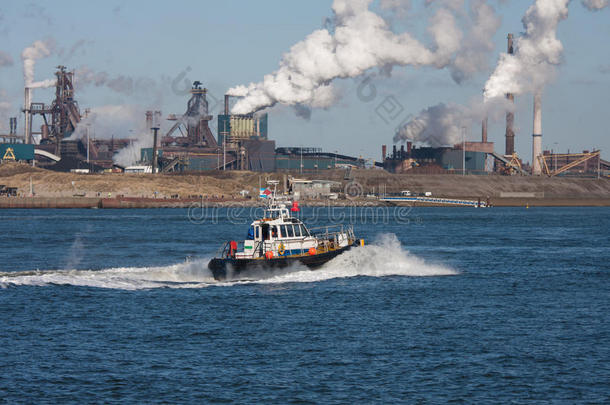 荷兰沿海的钢铁厂和摩托艇