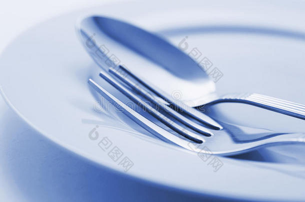 盘子上的叉子和勺子