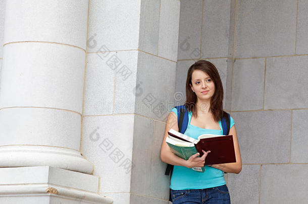 女青年在校园读书