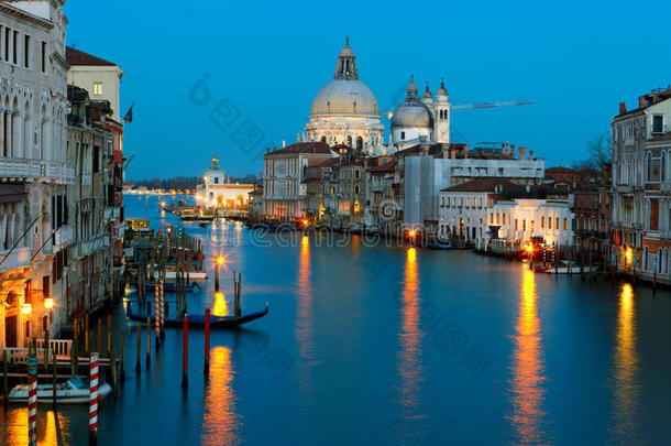 威尼斯，黄昏时的大运河和<strong>敬礼</strong>