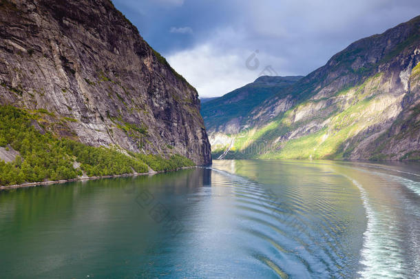 挪威-斯堪的纳维亚<strong><strong>游</strong>轮</strong>甲板上的geirangerfjord景观