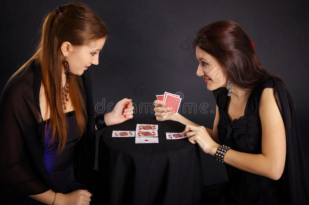 两个女朋友在玩算命牌