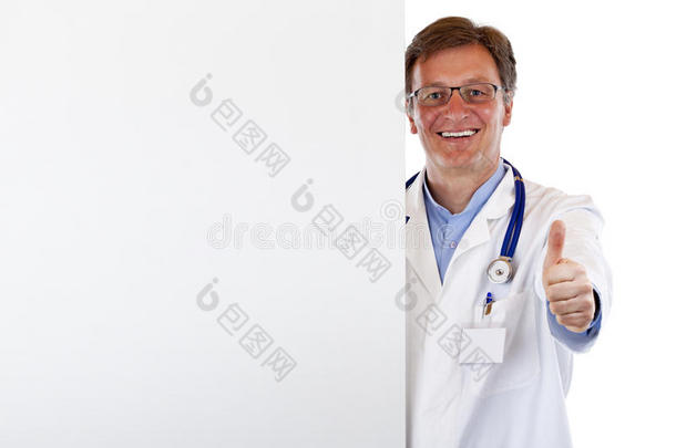 有广告空间的男医生竖起大拇指