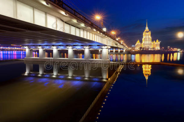 莫斯科之夜。莫斯科河。乌克兰<strong>酒店</strong>。