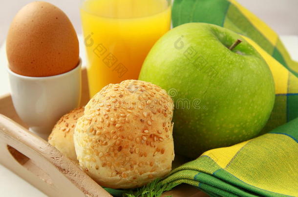 橙汁<strong>煮鸡蛋</strong>早餐