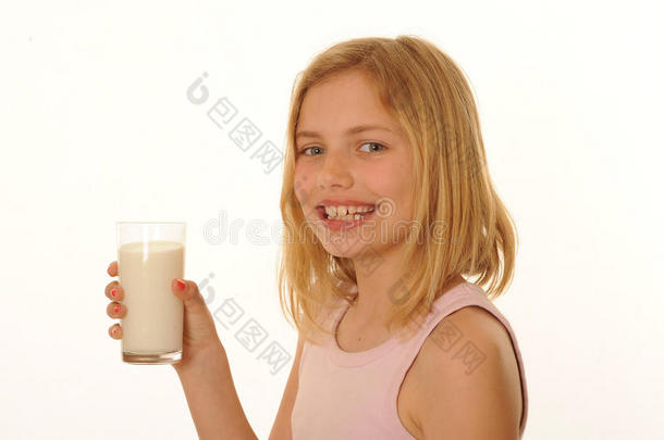 <strong>喝牛奶</strong>的女孩