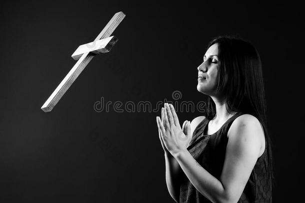 年轻漂亮的女人在祈祷