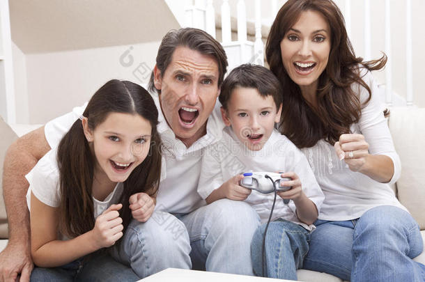 一家人玩<strong>电子游戏</strong>机游戏很开心