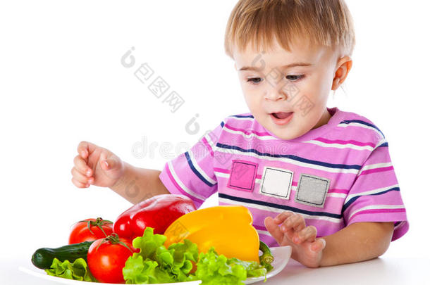 一个男孩和一盘蔬菜