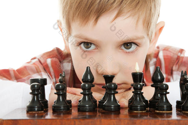 近景下象棋的男孩