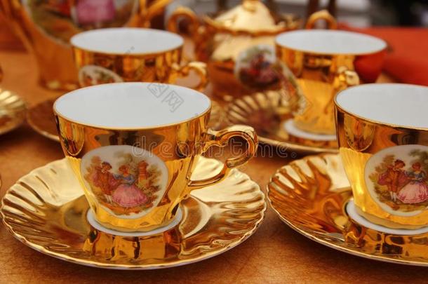 古代金瓷杯咖啡或茶