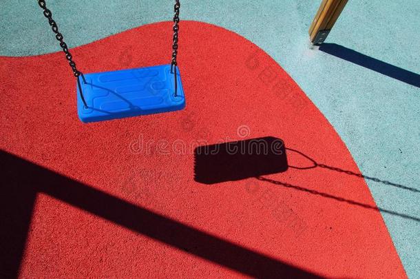 蓝色公园秋千或红色地板儿童游乐场
