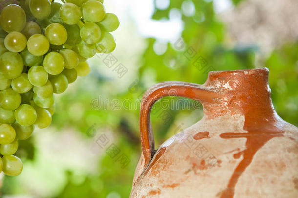 古董酒壶和葡萄