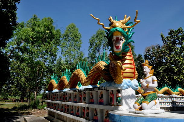 泰国，坎查纳布里：寺庙里的龙