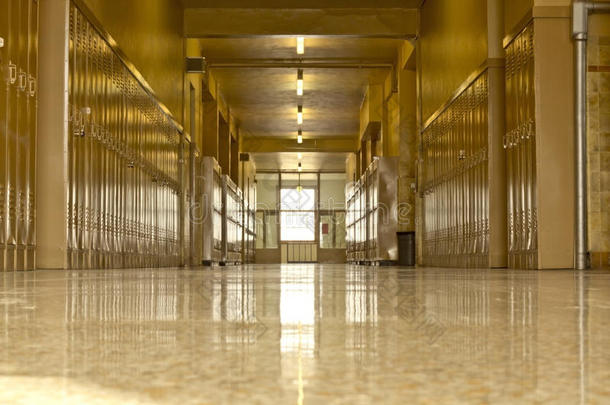 空的高中走廊