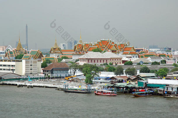 从曼谷湄南河看大皇宫