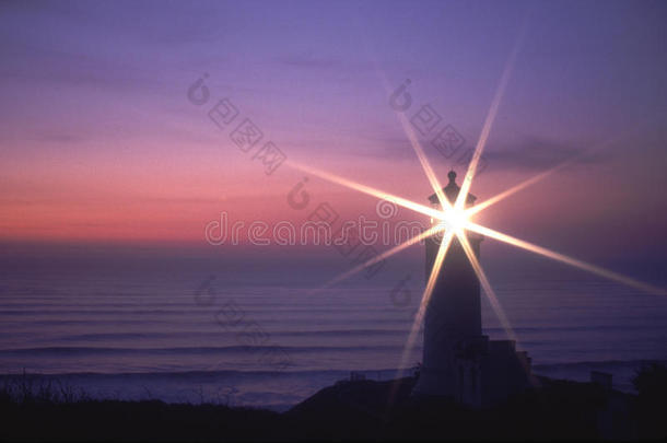 太平洋海岸灯塔闪耀夕阳