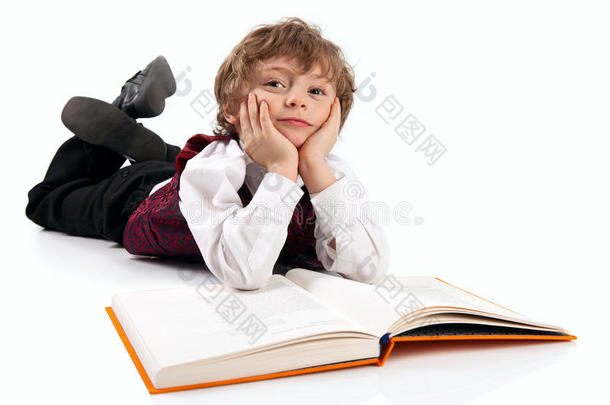 可爱的小男孩边看书边做白日梦