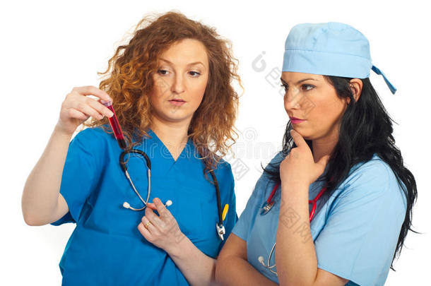 两名医生妇女在分析试管