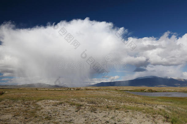 蒙古阿尔泰<strong>大雁</strong>淖尔湖的云景