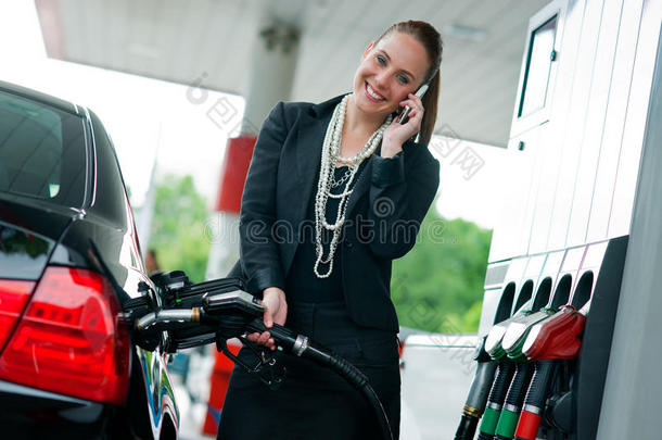 加油站的女人在打手机