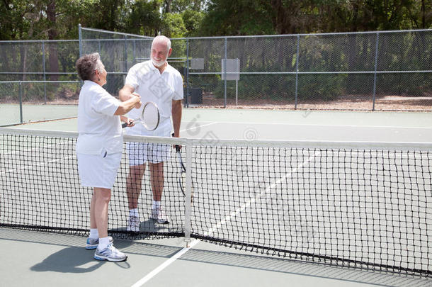 网球老人与文案室握手
