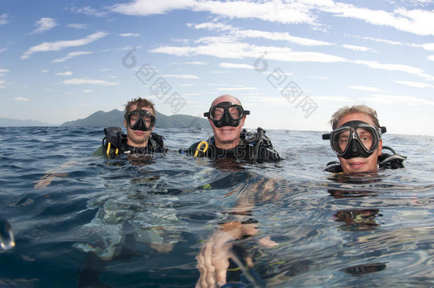 潜水前潜水员在水面上潜水