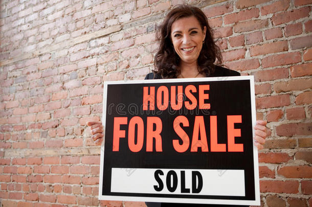 快乐的房主卖掉了她的房子