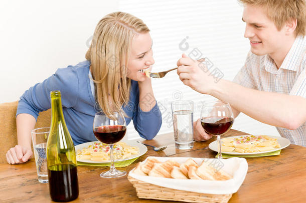 晚餐浪漫情侣享用美酒吃意大利面