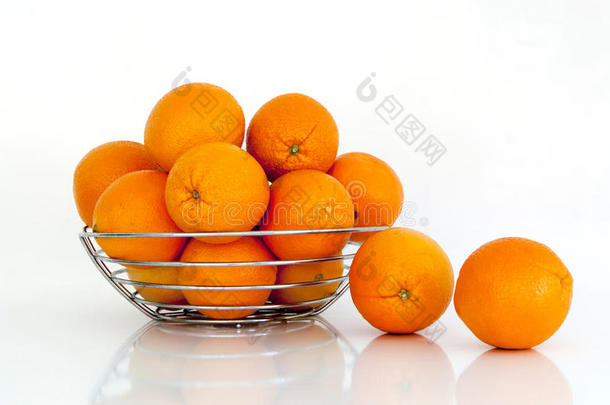 白色背景下的多个橘子