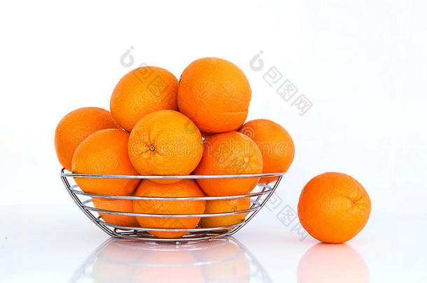 白色背景下的多个橘子