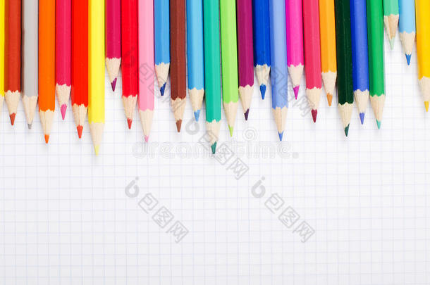 学校写作用铅笔的数量