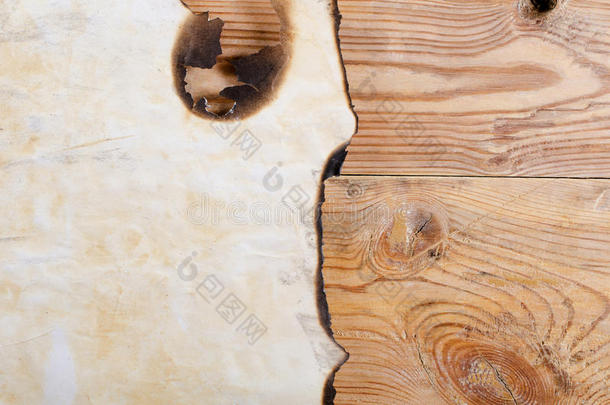 木制表面上的旧纸